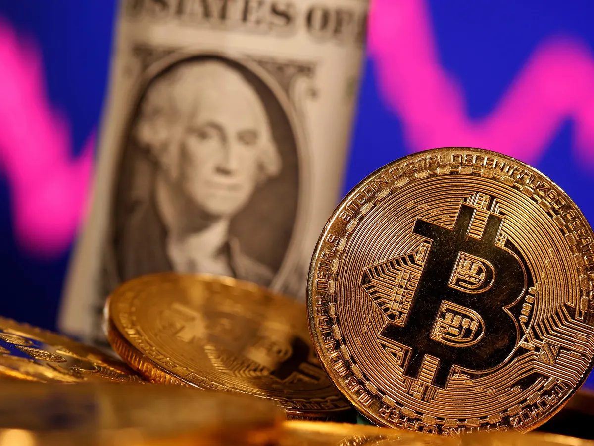 Bitcoin a atins duminică un nivel record de aproape 35.000 de dolari