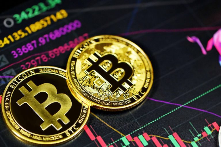 Bitcoin schiet omhoog naar $28.5k terwijl XRP een piek van 10 maanden bereikt!